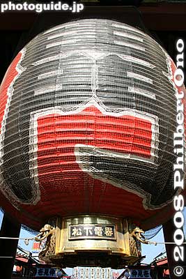 Under the lantern on the gold cap, there's "Matsushita Denki" (Matsushita Electric Industrial Co. or Panasonic). The current Kaminarimon Gate and giant lantern were rebuilt in 1960 as a donation by Konosuke Matsushita.
Keywords: tokyo taito-ku asakusa kannon sensoji buddhist temple gate paper lantern
