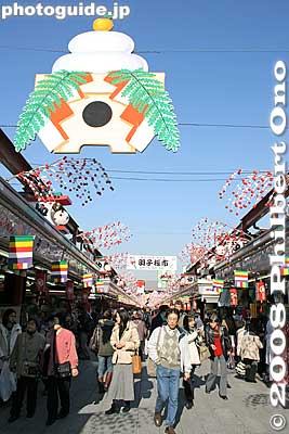 Keywords: tokyo taito-ku asakusa kannon sensoji buddhist temple shopping arcade souvenir