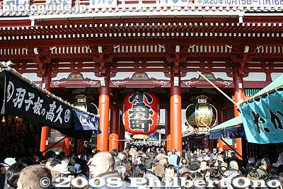 Being the main gate, Hozomon Gate is much bigger than Kaminarimon Gate, and it also had a giant paper lantern.
Keywords: tokyo taito-ku asakusa kannon sensoji buddhist temple gate