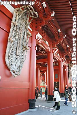 Behind Hozomon Gate is a pair of giant straw sandals hanging on the wall.
Keywords: tokyo taito-ku asakusa kannon sensoji buddhist temple gate straw sandal asakusabest