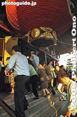 Keywords: tokyo taito-ku asakusa kannon sensoji buddhist temple hall paper lantern worshippers