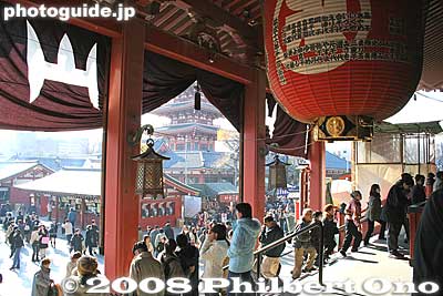 Keywords: tokyo taito-ku asakusa kannon sensoji buddhist temple hall paper lantern worshippers asakusabest