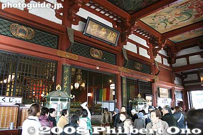 Inside Hondo worship hall 本堂
Keywords: tokyo taito-ku asakusa kannon sensoji buddhist temple hall asakusabest