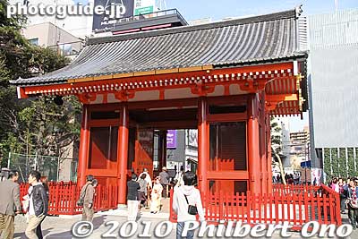 Nitemon Gate after renovations. Fresh paint makes it bright red. 二天門
Keywords: tokyo taito-ku asakusa sensoji gate