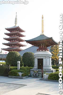 Keywords: tokyo taito-ku asakusa kannon sensoji buddhist temple pagoda