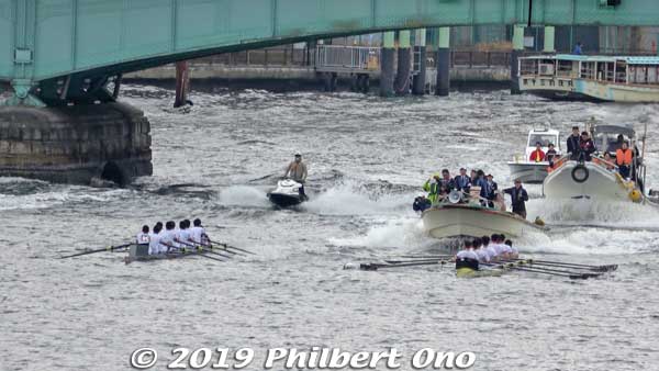 The last race is the main attraction when the "Eight" is held with eight collegiate rowers on each boat racing on the river upstream for 3,750 meters. 
Waseda is the yellow boat, and Keio is dark blue.

Keywords: tokyo sumida river sokei Waseda Keio Regatta rowing boat