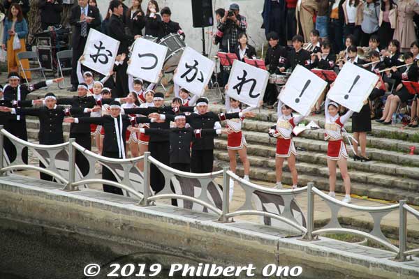 Waseda cheerleaders saying "Otsukare!" (Good job!)
Keywords: tokyo sumida river sokei Waseda Keio Regatta rowing boat