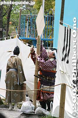 Setting up the wooden target.
Keywords: tokyo taito-ku ward asakusa yabusame horseback archery sumida park