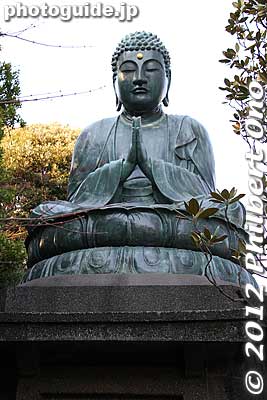 Seated Buddha statue at Tennoji temple in Yanaka Cemetery, Tokyo.
Keywords: tokyo taito-ku Yanaka Cemetery tennoji temple