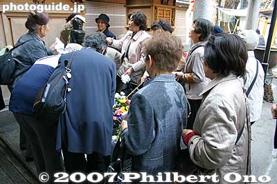 People in line for the Arai (Washable) Kannon statue. Anybody can line up and scrub the statue. No charge.
Keywords: tokyo toshima-ku ward sugamo jizo-dori shopping arcade shotengai elderly koganji temple