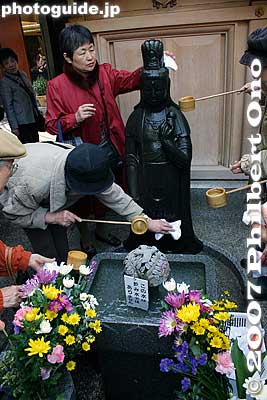 They used to have a tawashi brush to wash the statue, but that wore out the statue. So the replacement statue is now washed/rubbed with a towel instead.
Keywords: tokyo toshima-ku ward sugamo jizo-dori shopping arcade shotengai elderly koganji temple kannon statue sculpture