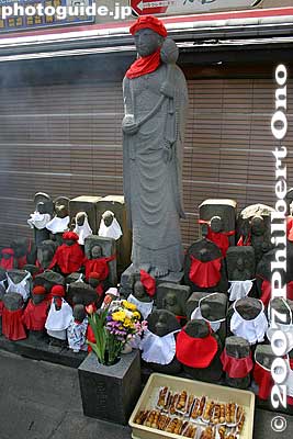 Jizo statue
Keywords: tokyo toshima-ku ward sugamo jizo-dori shopping arcade shotengai elderly koganji temple kannon statue sculpture