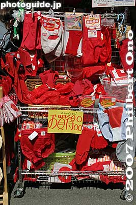 The famous red underwear. Supposed to keep you warmer. For men and women.
Keywords: tokyo toshima-ku ward sugamo jizo-dori shopping arcade shotengai elderly