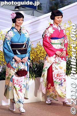The kimono had flowery designs, but not sure if they were orchids.
Keywords: tokyo bunkyo-ku dome Japan Grand Prix International Orchids Festival show flowers kimono women kimonobijin