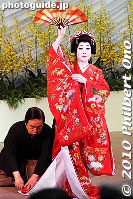They also gave a geisha-like dance performance.
Keywords: tokyo bunkyo-ku dome Japan Grand Prix International Orchids Festival show flowers kimono women kimonobijin