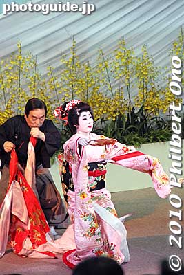In an instant, her wardrobe changes.
Keywords: tokyo bunkyo-ku dome Japan Grand Prix International Orchids Festival show flowers kimono women 