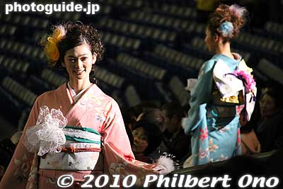 The kimono models also walked through the audience seats.
Keywords: tokyo bunkyo-ku dome Japan Grand Prix International Orchids Festival show flowers kimono women 