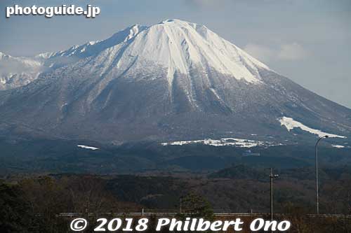 Mt. Daisen in winter as seen from the train. Tottori Prefecture.
Keywords: tottori daisen japanmt japannationalpark