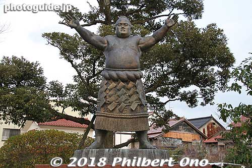 Statue of Yokozuna Kotozakura, a sumo wrestler from Kurayoshi, Tottori. 横綱琴櫻
Keywords: tottori kurayoshi shirakabe Utsubuki-Tamagawa japansculpture