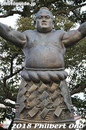 Statue of Yokozuna Kotozakura, a grand champion sumo wrestler from Kurayoshi, Tottori. 横綱琴櫻
Keywords: tottori kurayoshi shirakabe Utsubuki-Tamagawa japansculpture