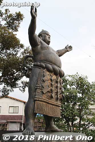 Statue of Yokozuna Kotozakura, a grand champion sumo wrestler from Kurayoshi, Tottori.　横綱琴櫻
Keywords: tottori kurayoshi shirakabe Utsubuki-Tamagawa japansculpture