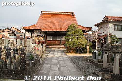Komyoji Temple with red roof tiles.
Keywords: tottori kurayoshi shirakabe Utsubuki-Tamagawa
