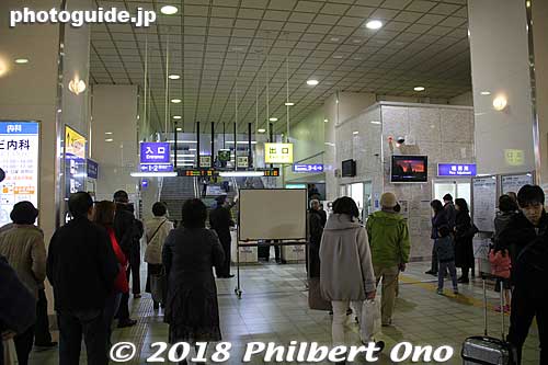 During the year end, people wait for family members returning home.
Keywords: tottori train station