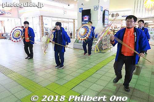 During the year end, Shan shan matsuri dancers greet people returning home.
Keywords: tottori train station