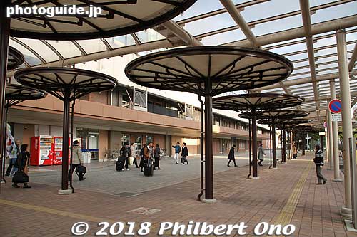 Tottori Station roofs with Shan Shan Matsuri umbrella design.
Keywords: tottori train station