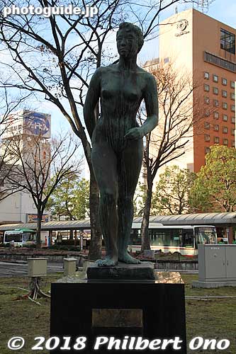 Nude sculpture at Tottori Station.
Keywords: Tottori Station