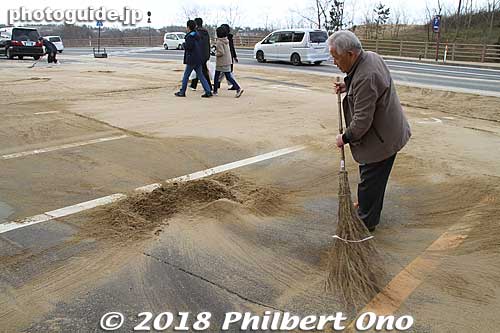 This man told me that this happens only when there are strong winds. I was relieved to hear that it wasn't every day.
Keywords: Tottori sand dunes