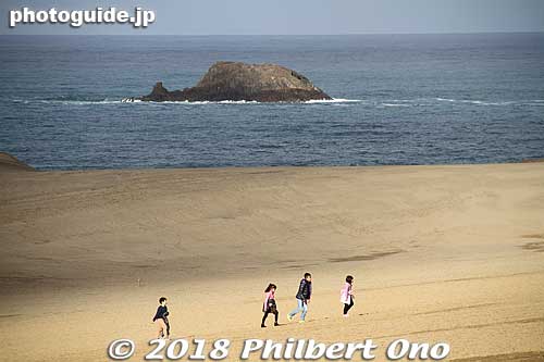 The San'in coast has lots of little islands and rocks. This is Japan's No. 1 sand dunes for tourists. Quite white and convenient to get here.
Keywords: Tottori sand dunes sakyu japancoast japanocean