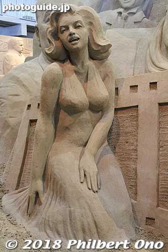 Closeup of Marilyn Monroe in sand. That's her dress in "The Seven Year Itch." Tottori Sand Museum.
Keywords: tottori Sand Museum sculptures japansculpture