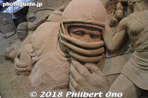 Football player sand sculpture.
Keywords: tottori Sand Museum sculptures