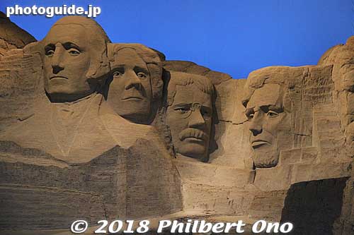 Mt. Rushmore sand sculpture.
Keywords: tottori Sand Museum sculptures