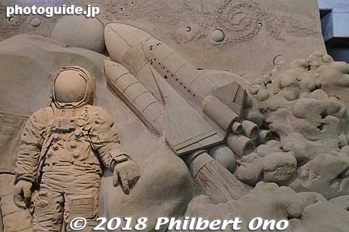 American space exploration with the old Space Shuttle.
Keywords: tottori Sand Museum sculptures