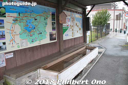 Hawai Onsen bus stop has this foot bath.
Keywords: tottori yurihama hawai onsen hot spring