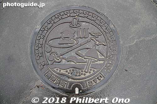 Manhole for Yurihama town, Tottori Prefecture. Famous for Hawai Onsen, Togo Onsen, and Lake Togo.
Keywords: tottori yurihama hawai onsen hot spring manhole