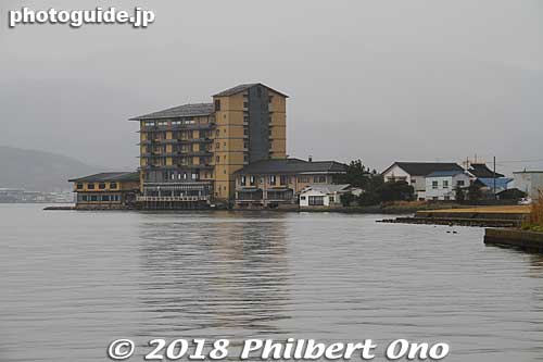 At the tip of the Hawai Onsen's reclaimed land jutting into the lake is an inn named Sennentei, one of the major inns.
Keywords: tottori yurihama hawai onsen hot spring