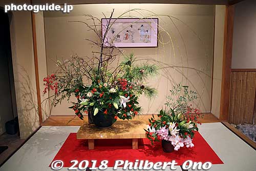 Inside, Sennentei had a nice flower arrangement.
Keywords: tottori yurihama hawai onsen hot spring