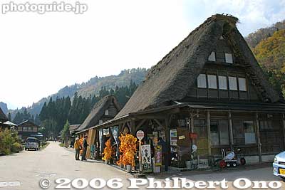 Center of Ainokura and souvenir shop.
Keywords: toyama nanto ainokura gassho-zukuri thatched roof house minka