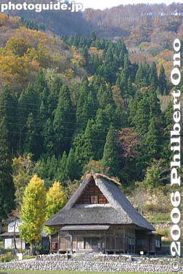 These pictures were taken in the fall.
Keywords: toyama nanto ainokura gassho-zukuri thatched roof house minka