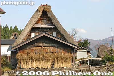 Spare thatch, Ainokura
Keywords: toyama nanto ainokura gassho-zukuri thatched roof house minka japanhouse