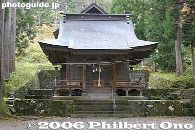 Shrine
Keywords: toyama nanto ainokura gassho-zukuri thatched roof house minka