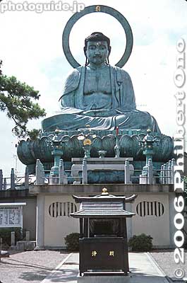 The Takaoka Daibutsu stands 15.85 meters high, weighing 65 tons. Japan's largest copper statue. Takaoka, Toyama
Keywords: toyama takaoka daibutsu buddha statue copper japansculpture