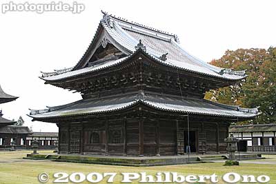 Corner view of Butsuden Hall
Keywords: toyama takaoka zen buddhist temple zuiryuji national treasure