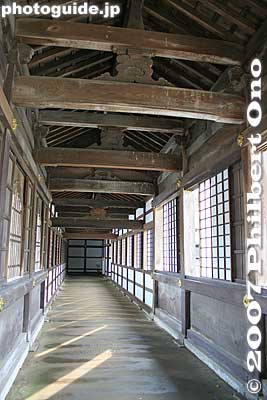 Corridor connecting the Sanmon Gate and Zendo Hall.
Keywords: toyama takaoka zen buddhist temple zuiryuji