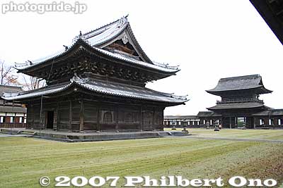 View of Butsuden and Sanmon Gate
Keywords: toyama takaoka zen buddhist temple zuiryuji national treasure