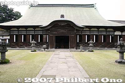 Zuiryuji temple's Hatto is the temple's main worship hall built in 1657. A National Treasure. Takaoka, Toyama. 法堂
Keywords: toyama takaoka zen buddhist temple zuiryuji national treasure japantemple