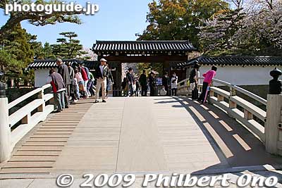 Ichinohashi Bridge (一の橋) leading to Otemon Gate (大手門) is the main entrance to the Wakayama Castle, open 9 am - 5:30 pm. Closed Dec. 29-31. Both the bridge and gate were reconstructed in 1983.
Keywords: wakayama castle 